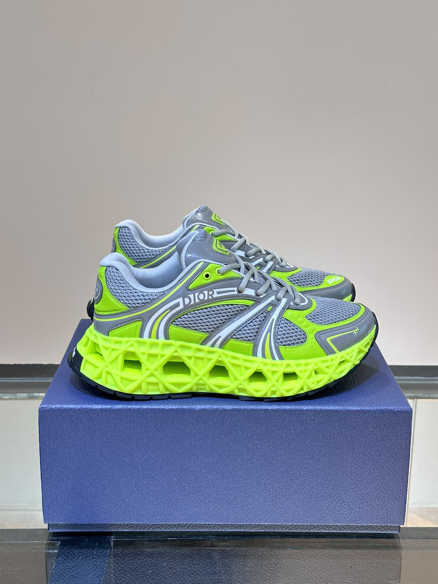 DIO* SNEAKER
