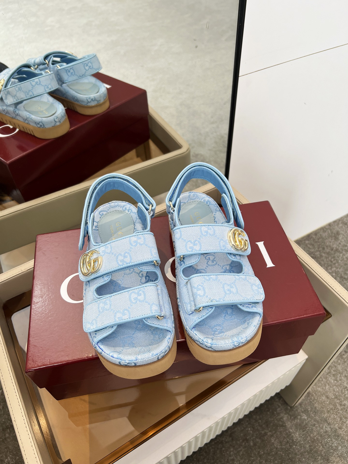 G*u*i sandals