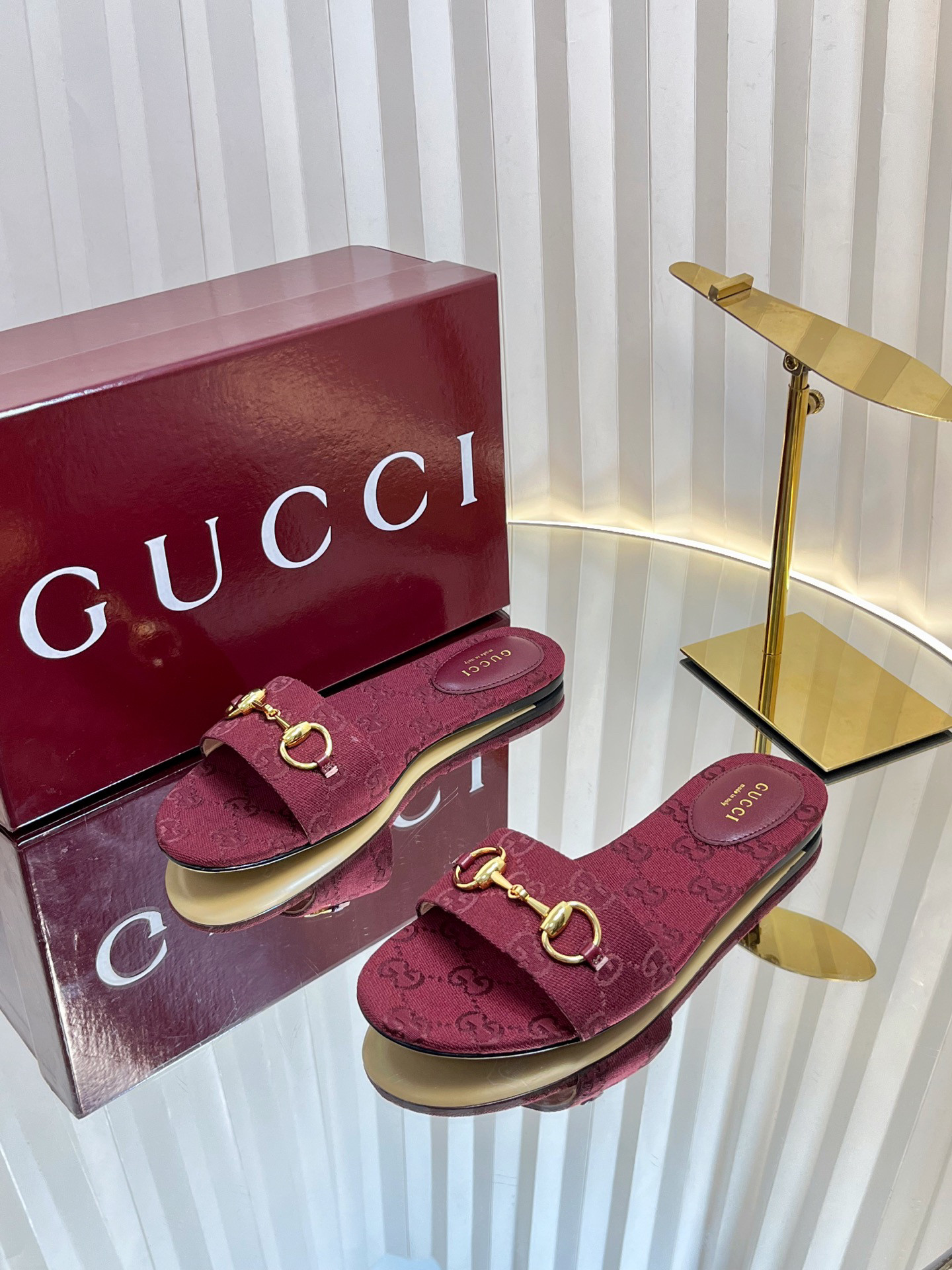 G*u*i sandals