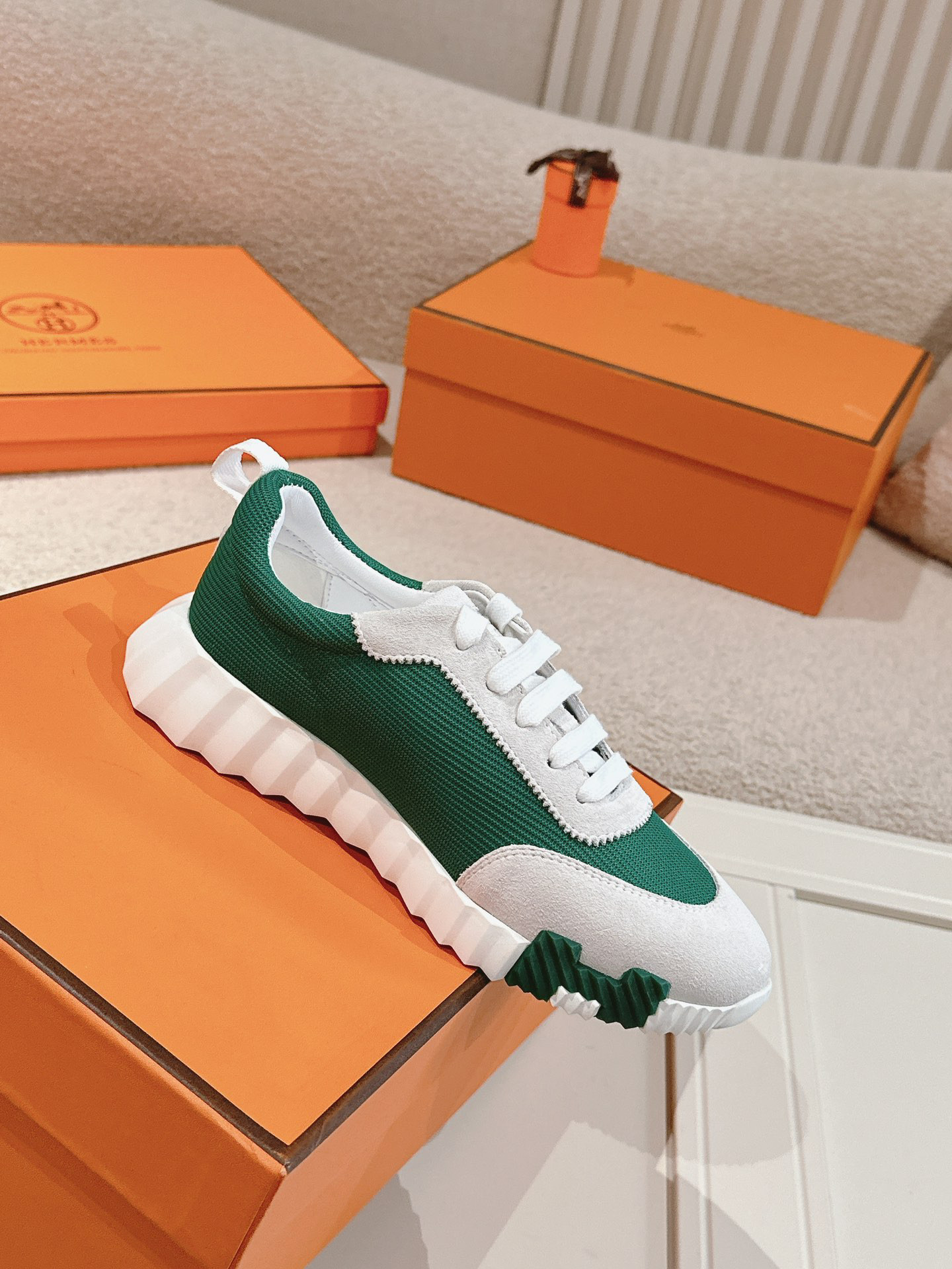 H**me5 sneaker