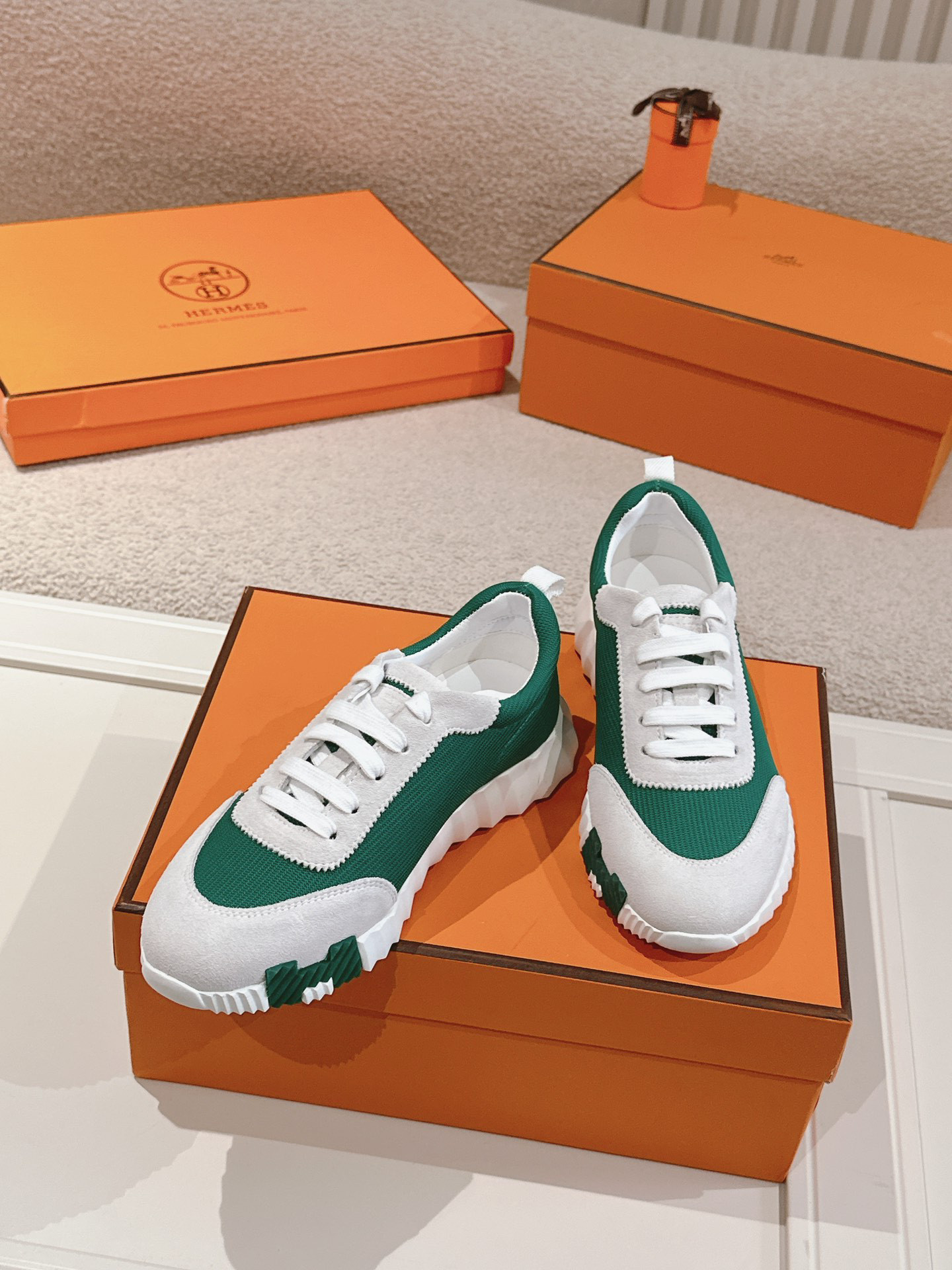 H**me5 sneaker