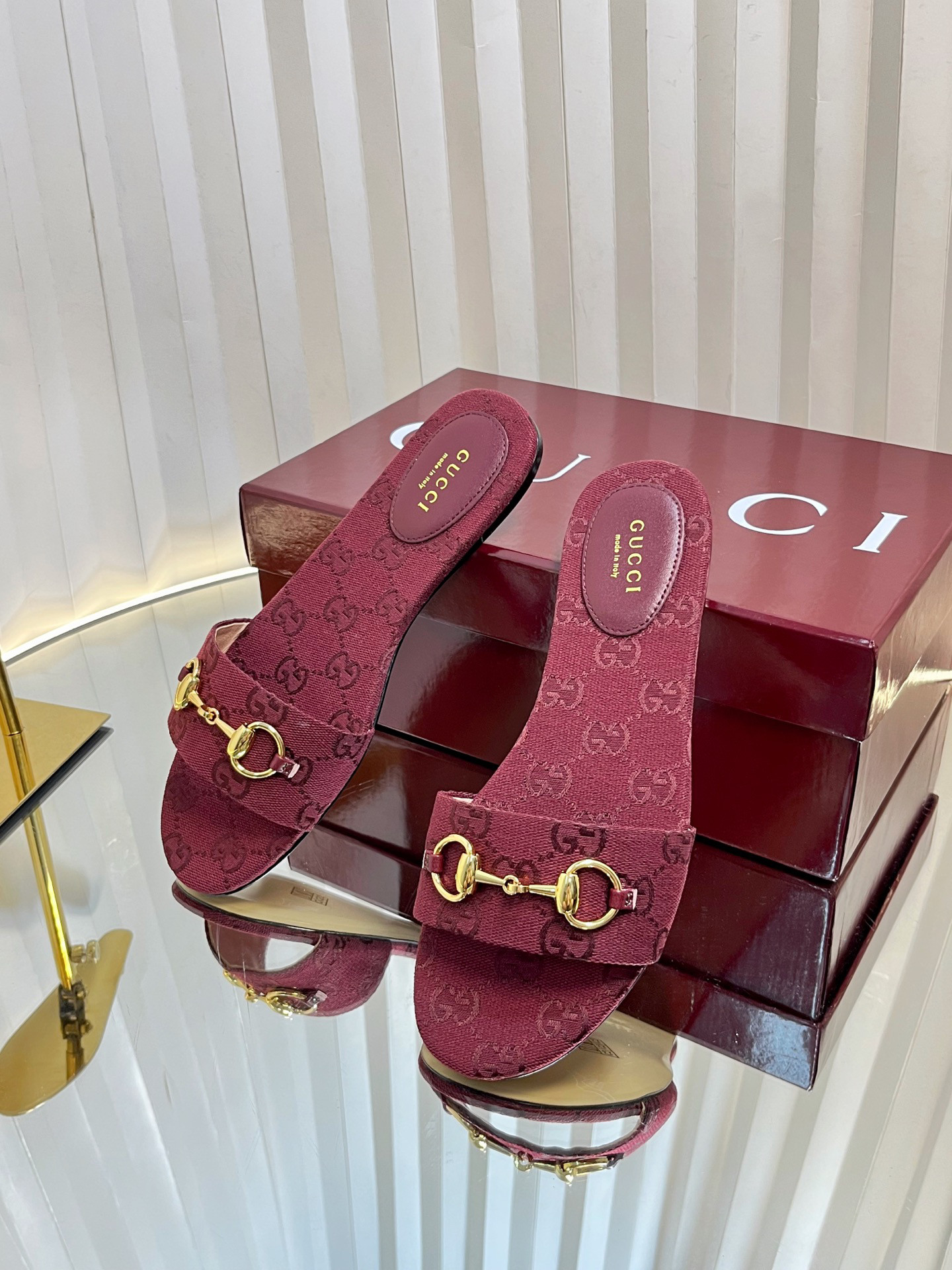 G*u*i sandals