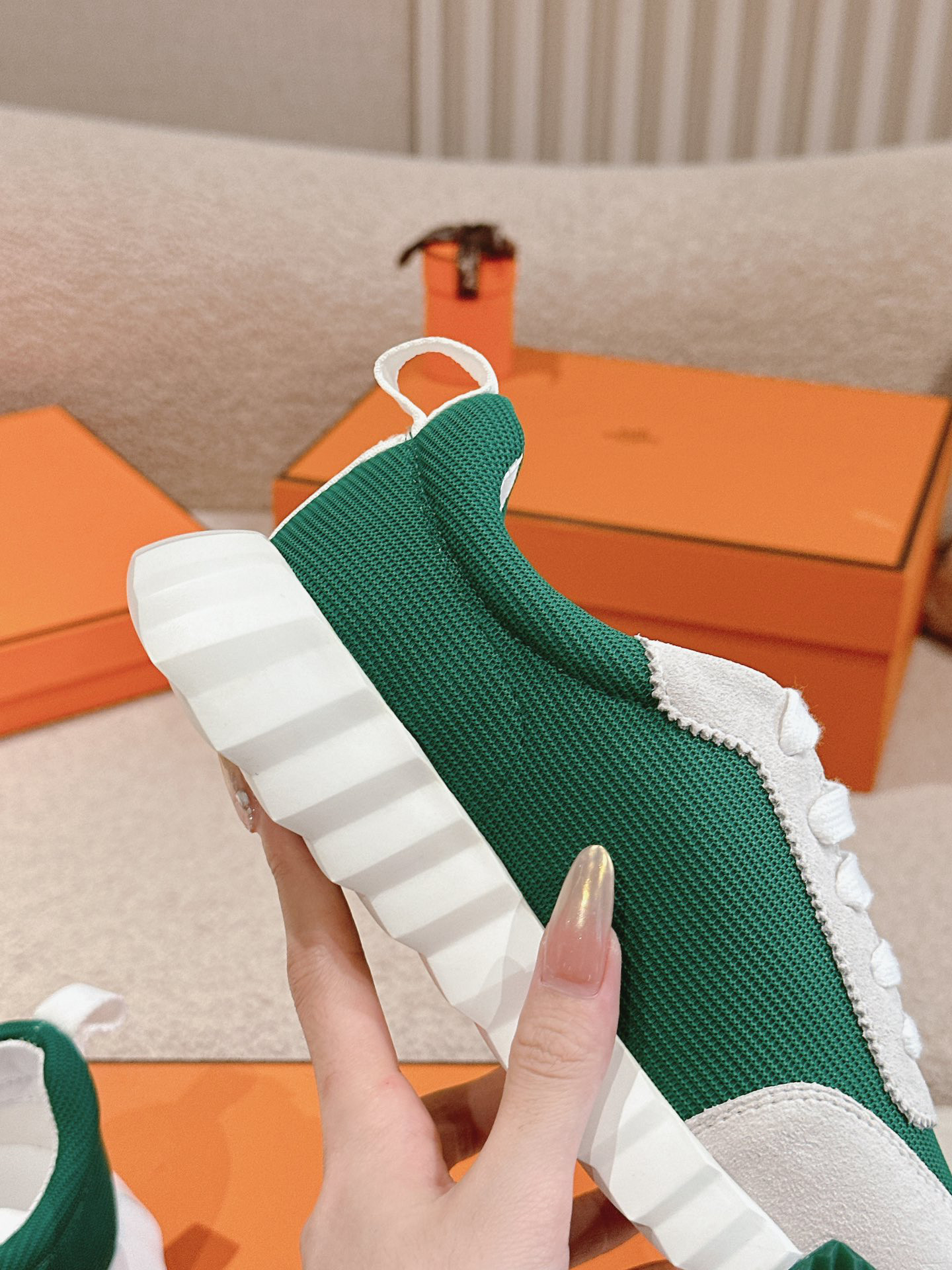 H**me5 sneaker