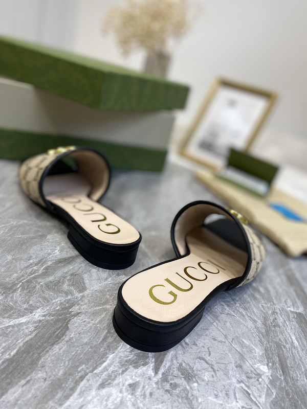 g*u*i sandals