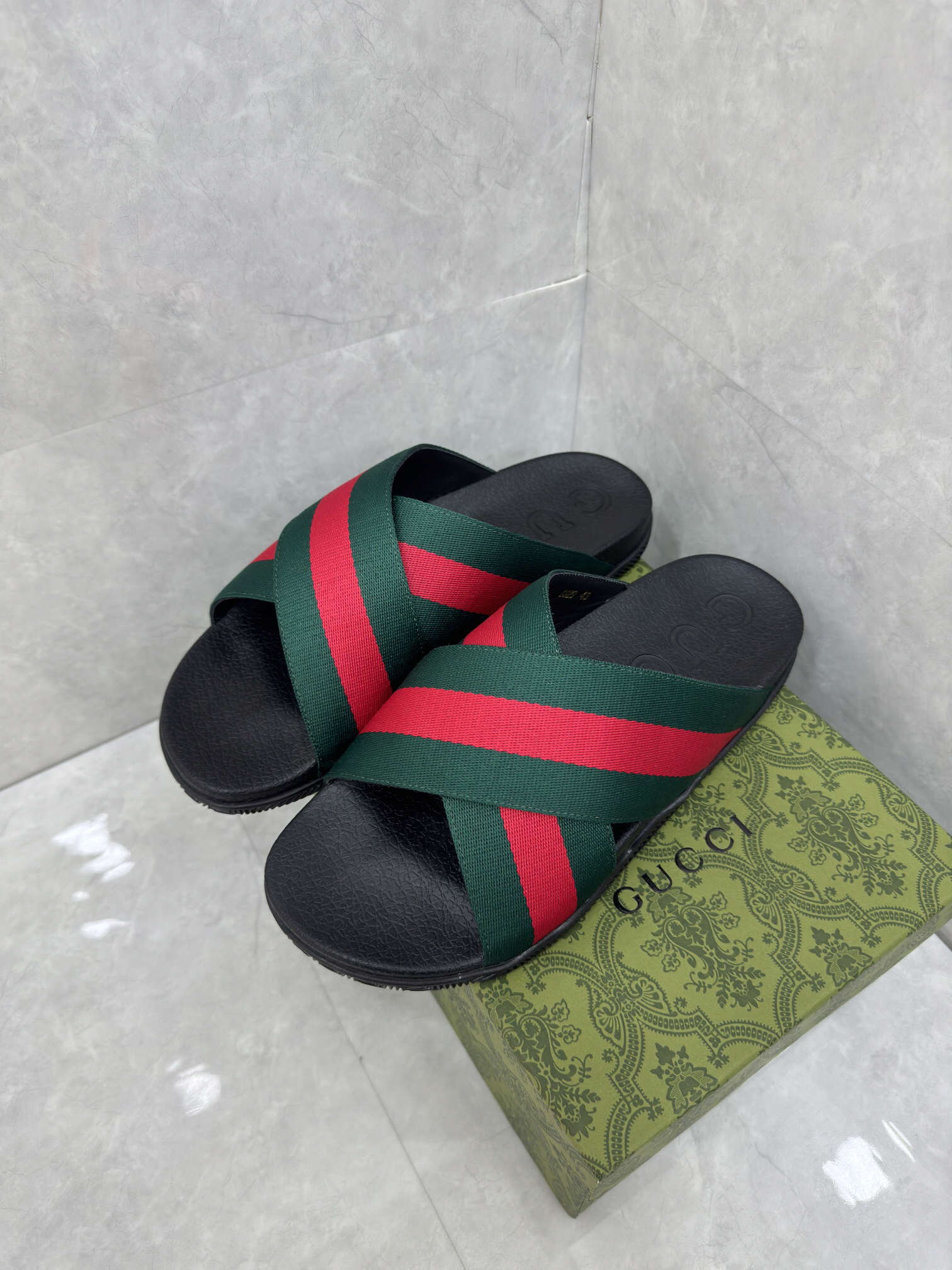 g*u*i sandals