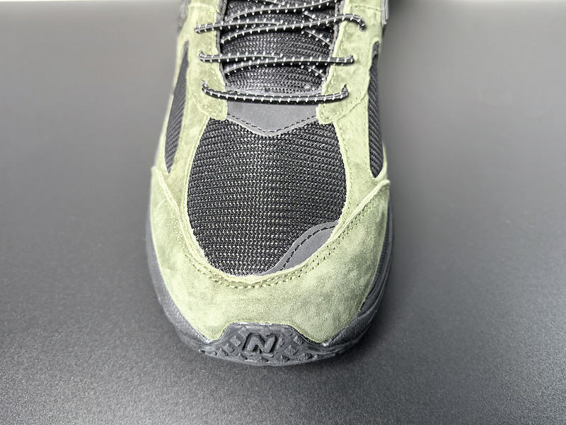 NEW BALANCE SNEAKER