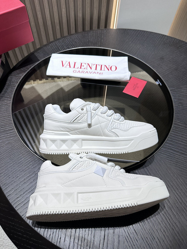 Va1e*ntin0 sneaker