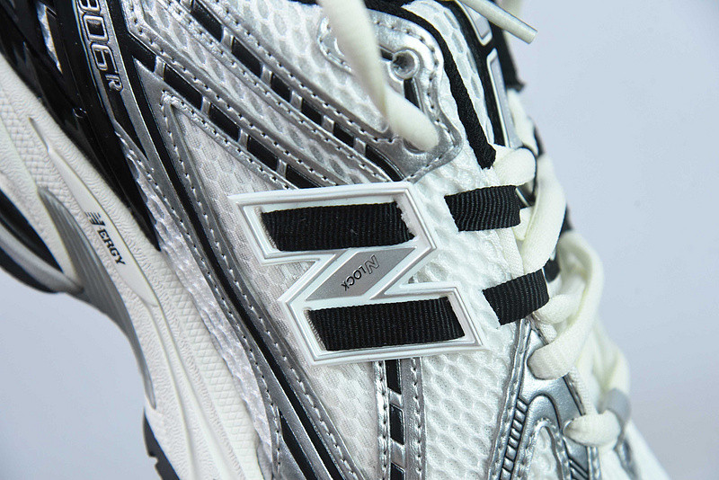 NEW BALANCE SNEAKER