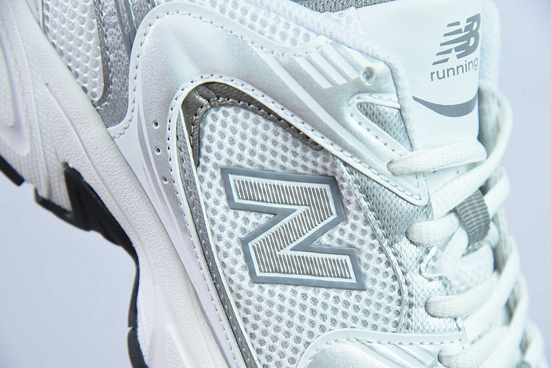 NEW BALANCE SNEAKER