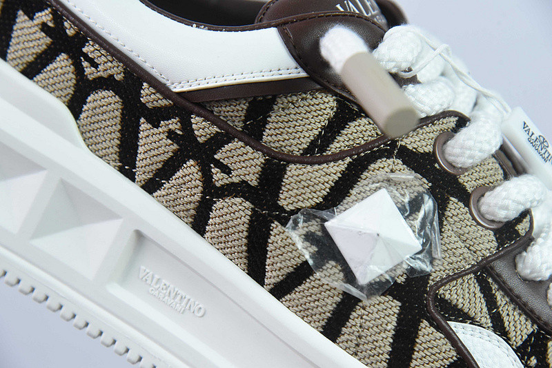 Va1e*ntin0 sneaker