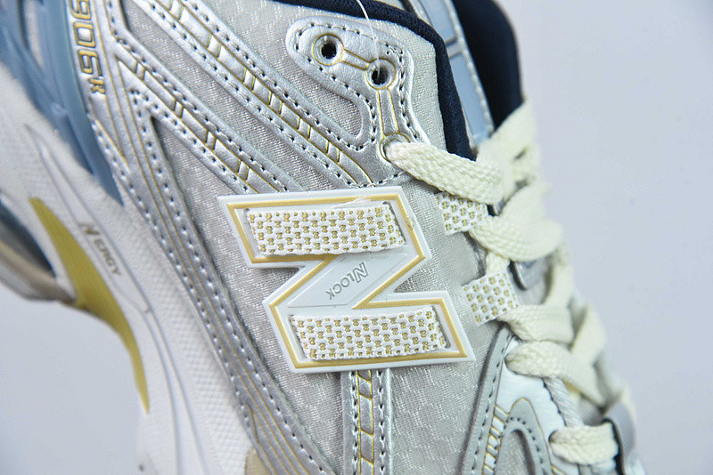 NEW BALANCE SNEAKER