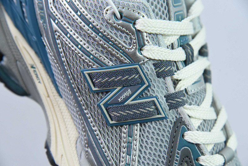 NEW BALANCE SNEAKER