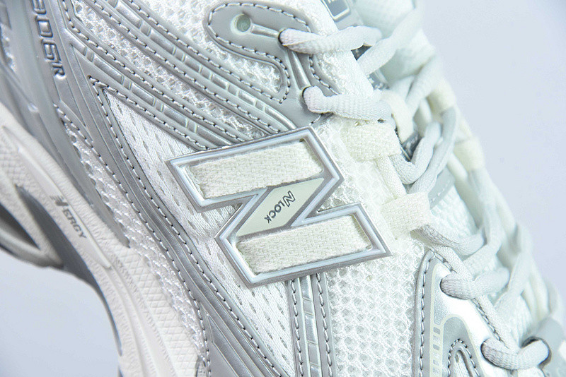 NEW BALANCE SNEAKER