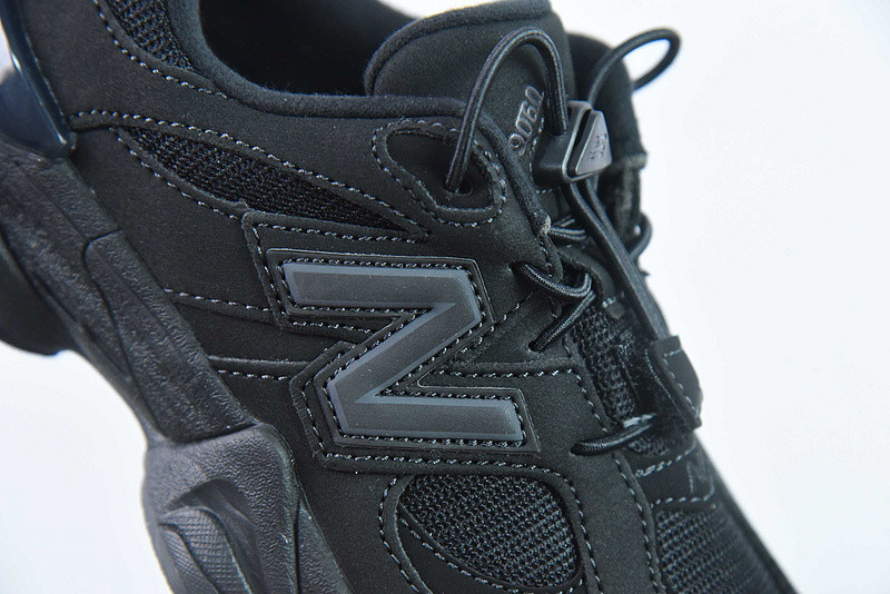 NEW BALANCE SNEAKER