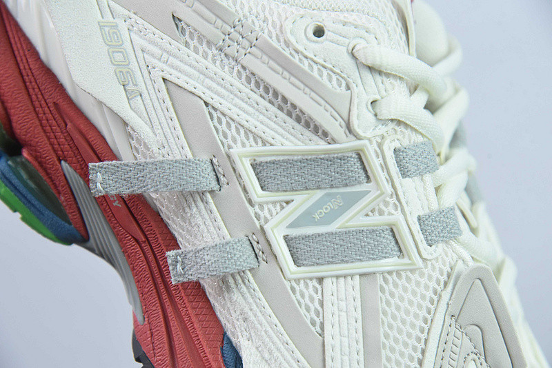 NEW BALANCE SNEAKER