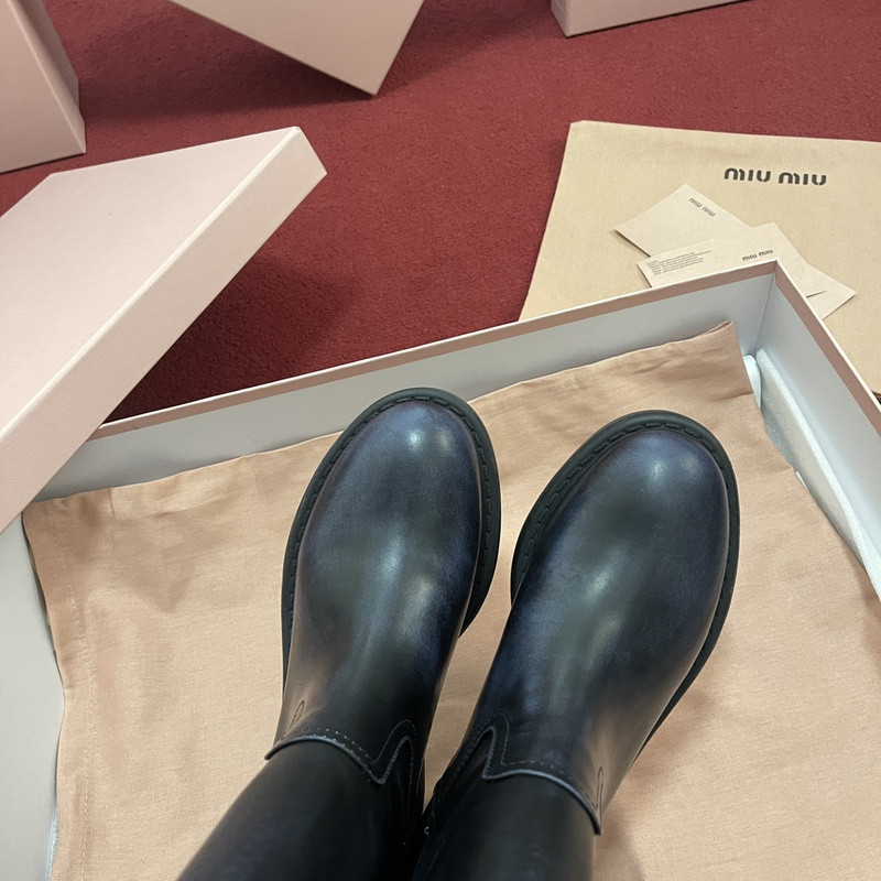 M1um1u sneaker