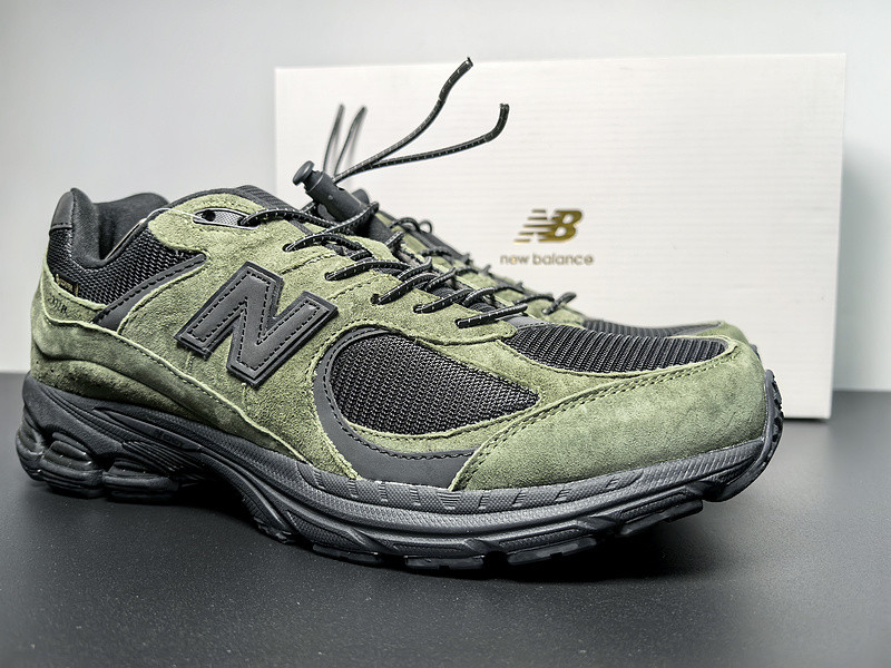 NEW BALANCE SNEAKER