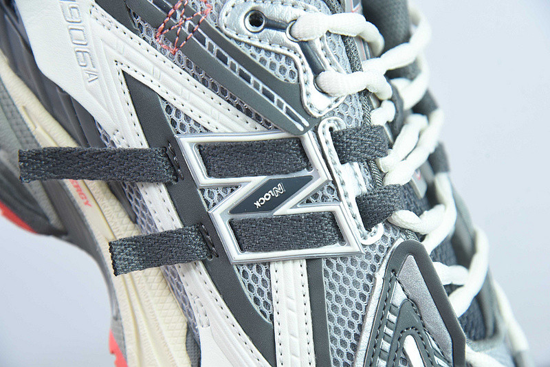NEW BALANCE SNEAKER