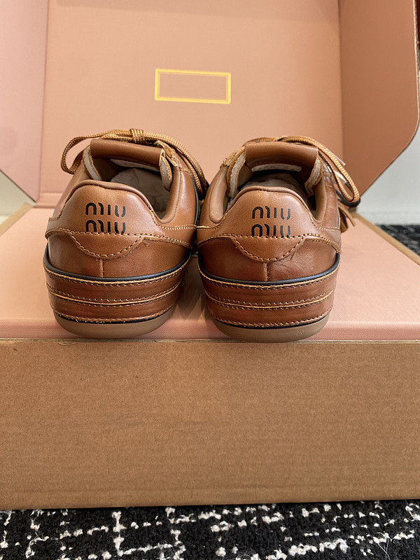 M1um1u sneaker