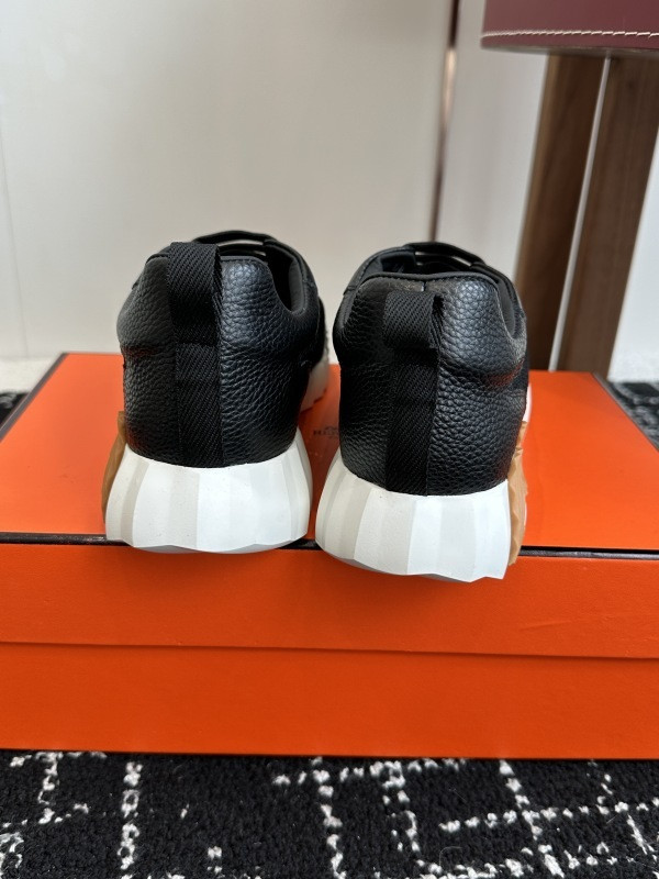 H**me5 sneaker