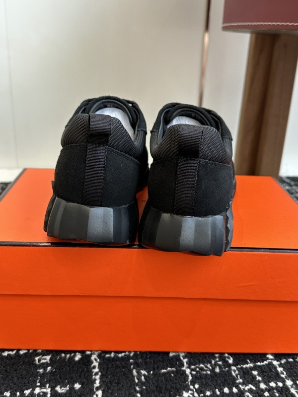 H**me5 sneaker