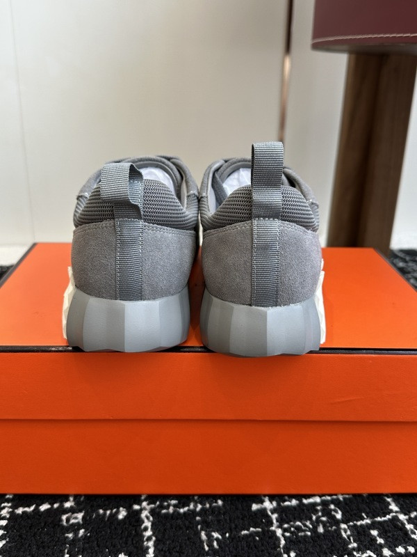 H**me5 sneaker
