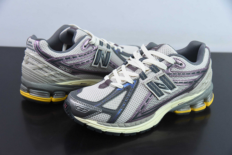 NEW BALANCE SNEAKER