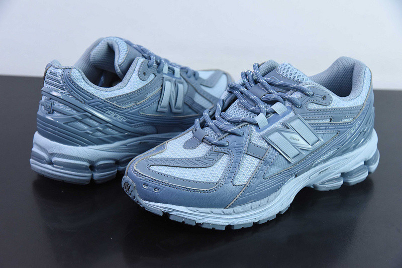 NEW BALANCE SNEAKER