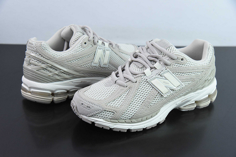 NEW BALANCE SNEAKER