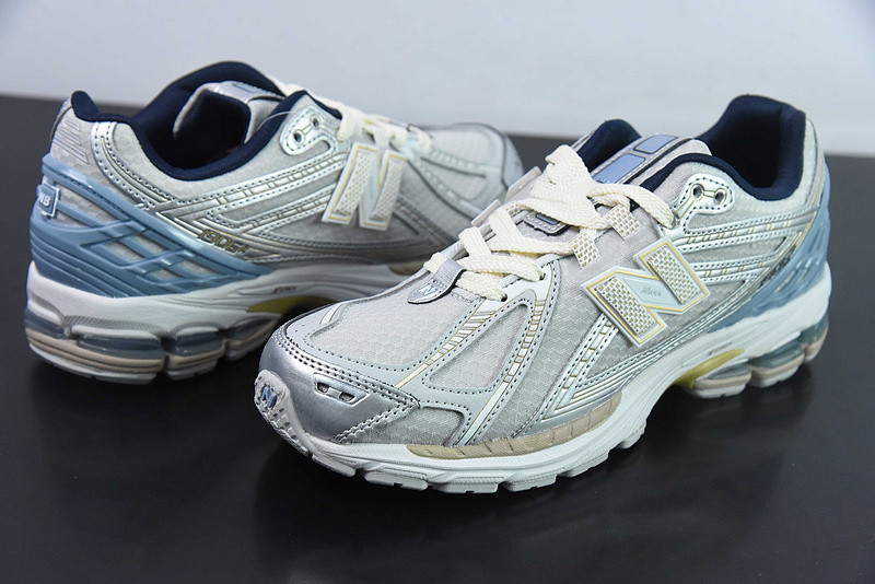 NEW BALANCE SNEAKER