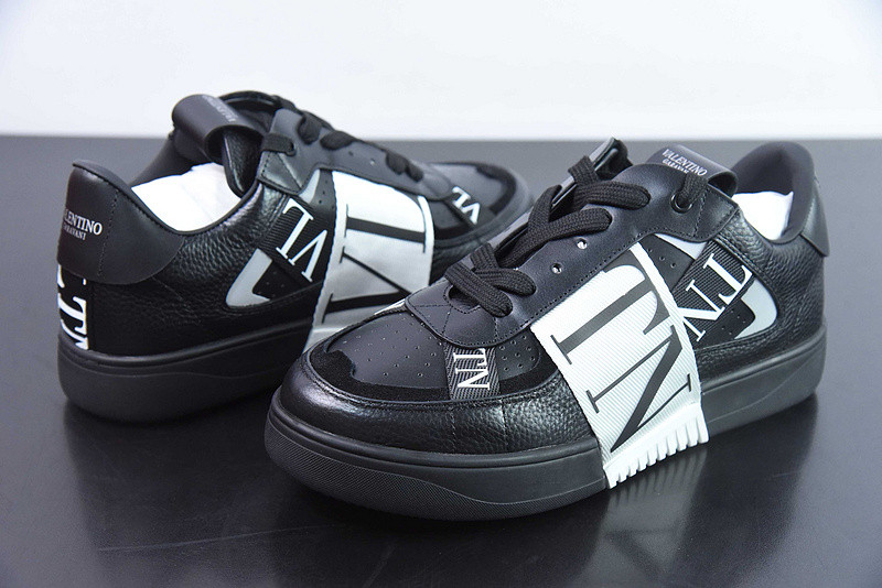 Va1e*ntin0 sneaker