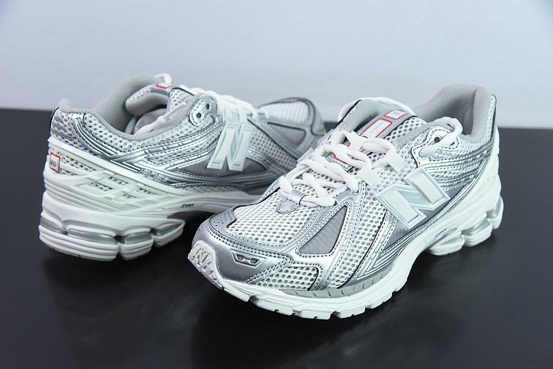 NEW BALANCE SNEAKER