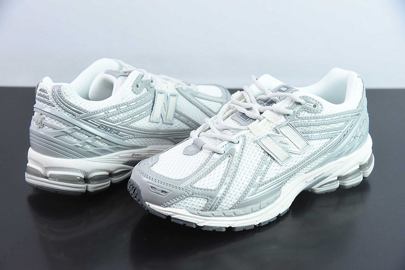 NEW BALANCE SNEAKER