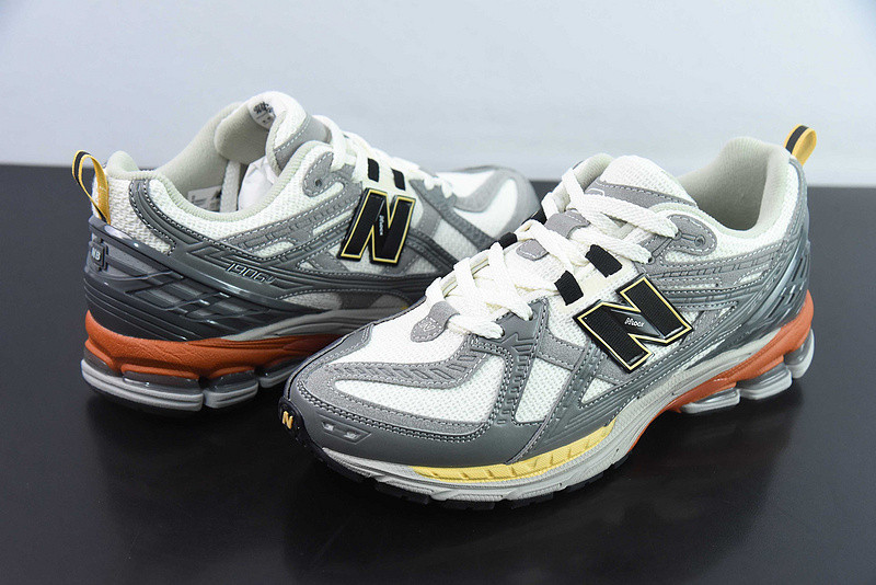 NEW BALANCE SNEAKER