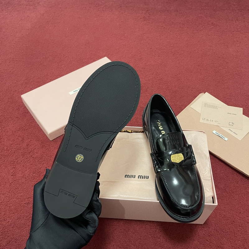 M1um1u sneaker
