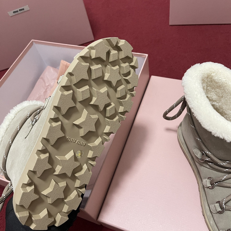 M1um1u sneaker