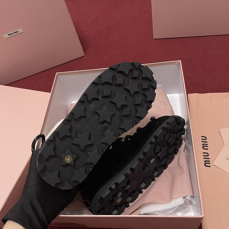 M1um1u sneaker