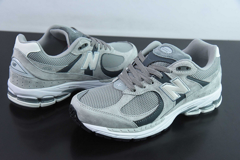 NEW BALANCE SNEAKER