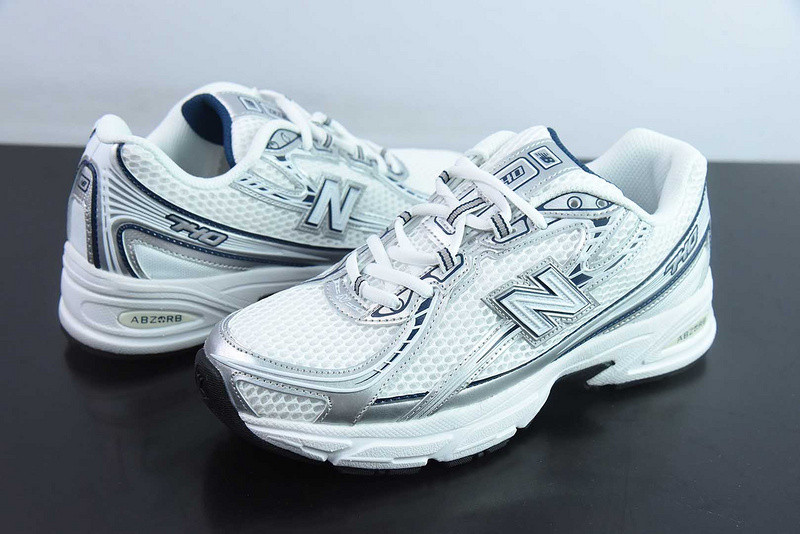NEW BALANCE SNEAKER