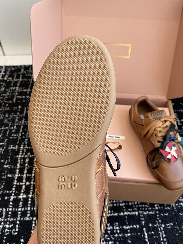 M1um1u sneaker