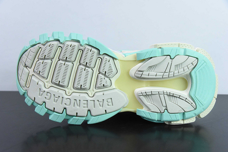 bc track sneaker