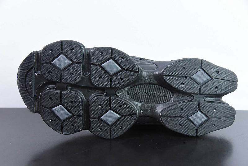 NEW BALANCE SNEAKER