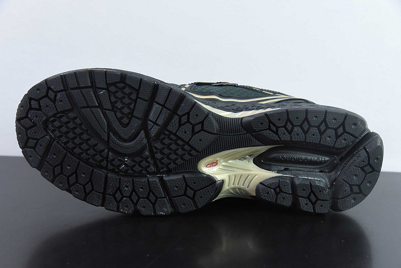 NEW BALANCE SNEAKER