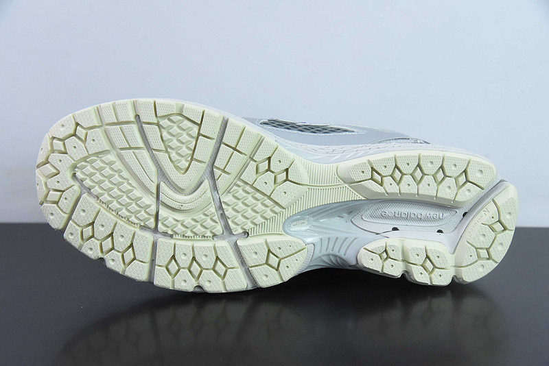 NEW BALANCE SNEAKER