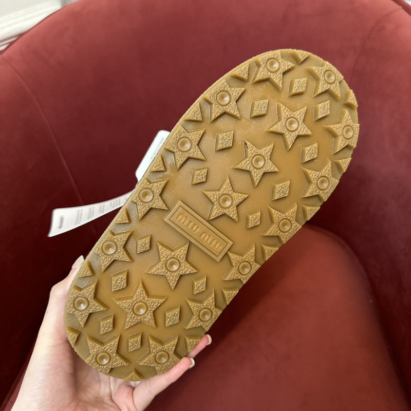 M1um1u sneaker