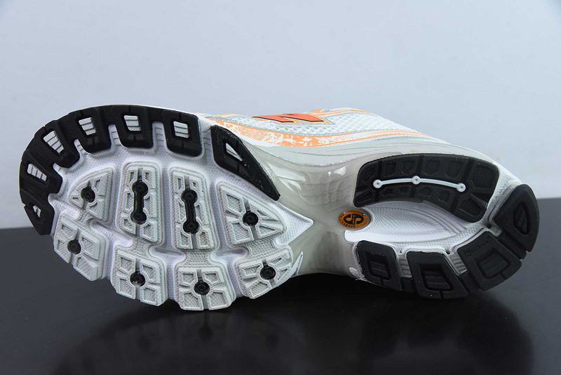 NEW BALANCE SNEAKER