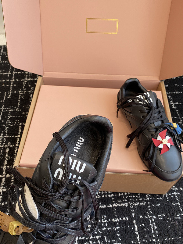 M1um1u sneaker