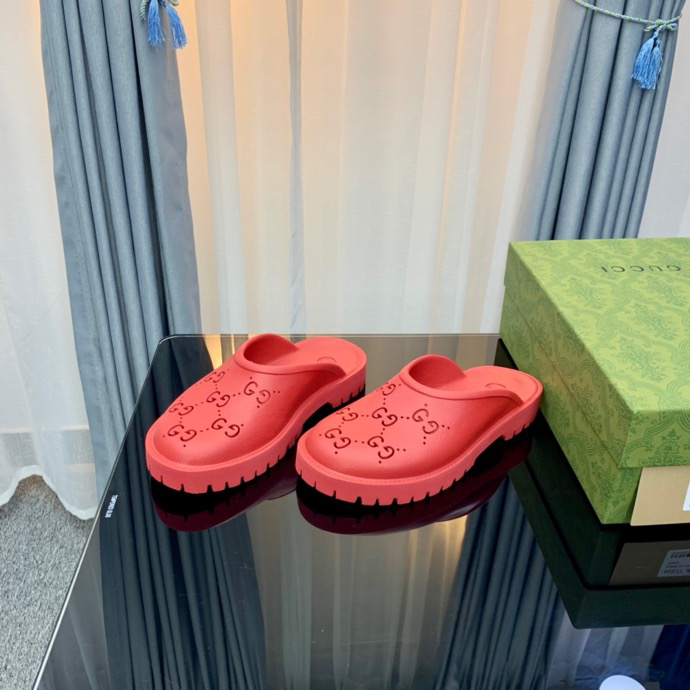 g*u*i sandals low