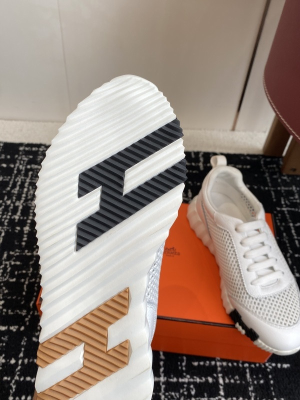 H**me5 sneaker