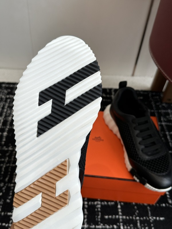 H**me5 sneaker